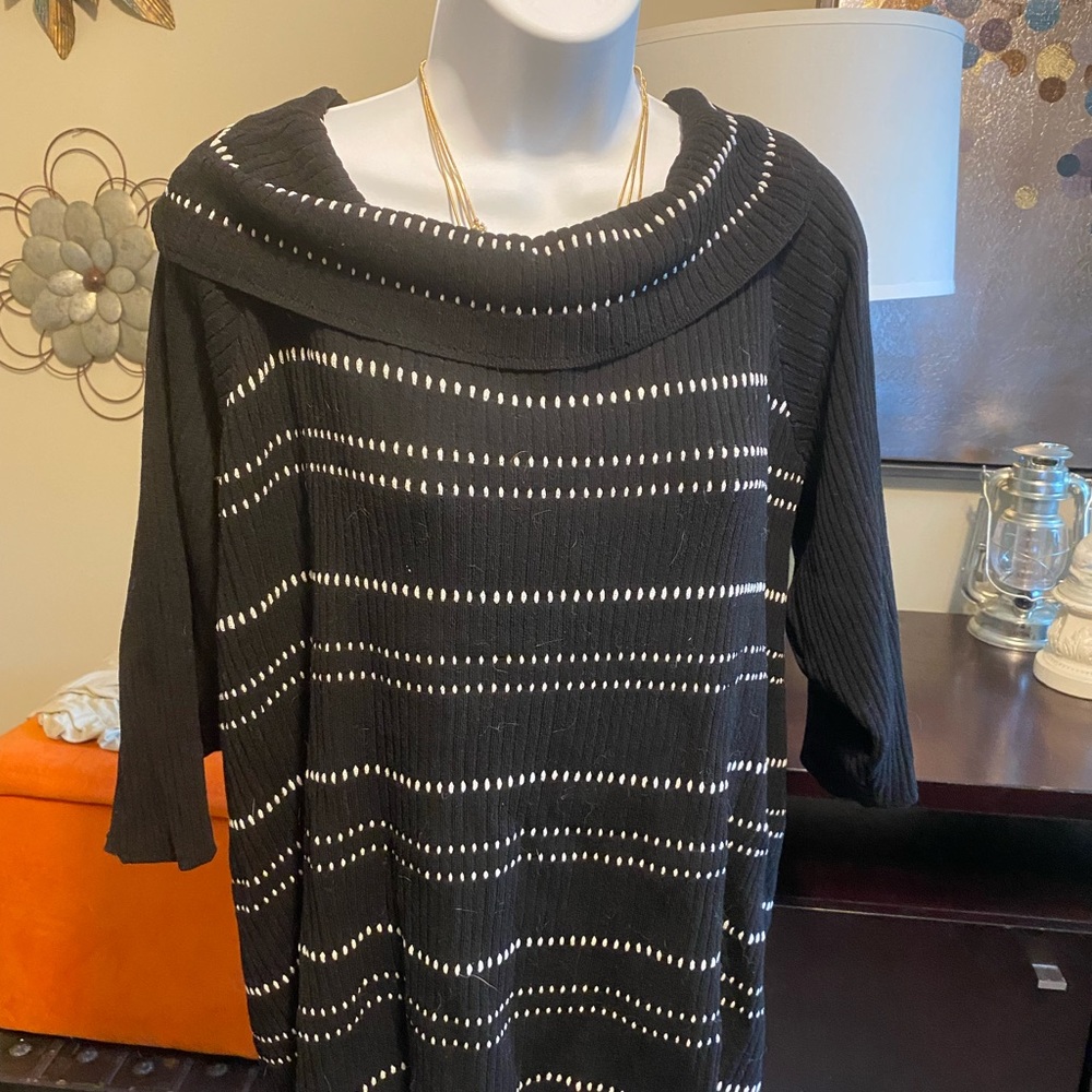Lane Bryant 26/28 cowl neck on or off shoulder NWT , half sleeve Black w/ white